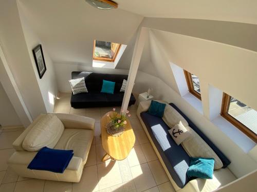 an overhead view of a living room with couches and a table at Apartament Brisa in Pobierowo