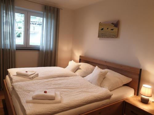 a bedroom with a bed with two towels on it at Ferienwohnungen am Aeppelsberg in Volkesfeld