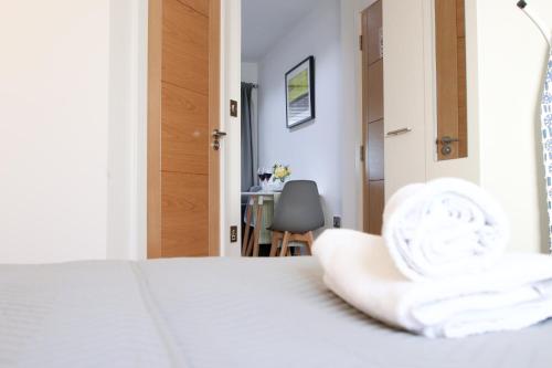 Ένα ή περισσότερα κρεβάτια σε δωμάτιο στο Deluxe and Modern Studio Apartment in Sydenham
