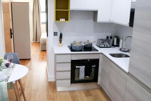Η κουζίνα ή μικρή κουζίνα στο Deluxe and Modern Studio Apartment in Sydenham