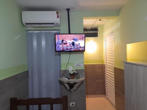 Televízia a/alebo spoločenská miestnosť v ubytovaní Pousada Reis Guarujá