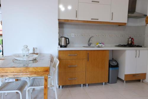 Een keuken of kitchenette bij DERİN APART