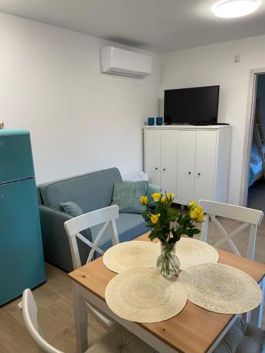 uma sala de estar com uma mesa e um sofá azul em IguHouse em Czaplinek