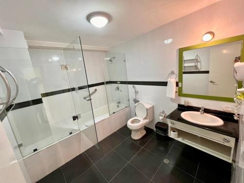 Un baño de Destiny Hotel