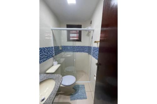 阿基拉斯的住宿－casa brisa do mar，浴室配有卫生间、盥洗盆和淋浴。
