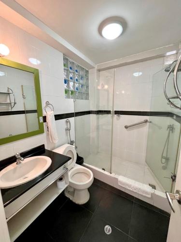 Un baño de Destiny Hotel
