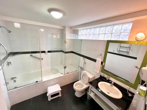 Koupelna v ubytování Destiny Hotel
