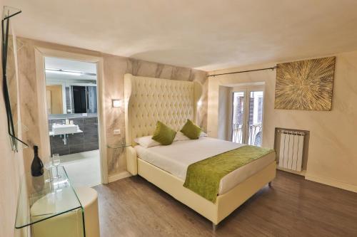 1 dormitorio con 1 cama y baño en Grottini Luxury Suites ~ Pantheon en Roma