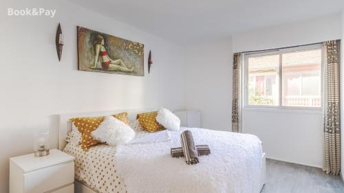 une chambre blanche avec un lit et une fenêtre dans l'établissement La Providence, à Nice