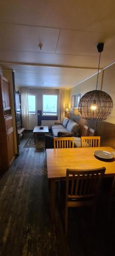 een woonkamer met een bank en een tafel bij Stöten Mitt Apartment, Sälen in Sälen