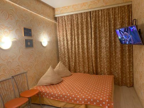 ソチにあるApartment on Krymskaya 69の小さなベッドルーム(ベッド1台、テレビ付)