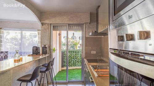 - une cuisine avec un comptoir et des chaises dans la chambre dans l'établissement La Providence, à Nice