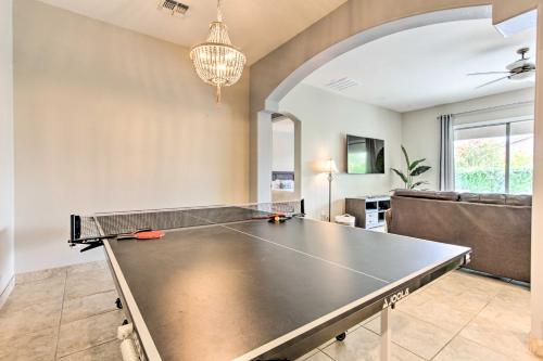 Πινγκ πονγκ στο Private Pool and Hot Tub Family Home in Phoenix! ή εκεί κοντά