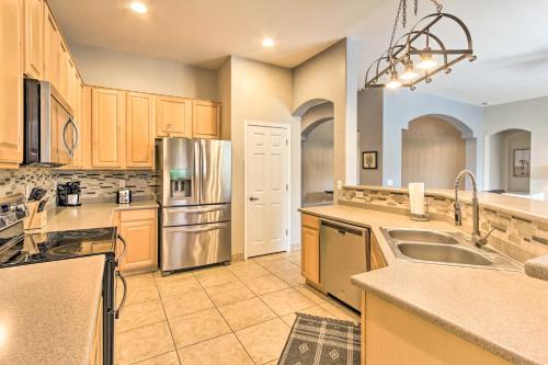Η κουζίνα ή μικρή κουζίνα στο Private Pool and Hot Tub Family Home in Phoenix!
