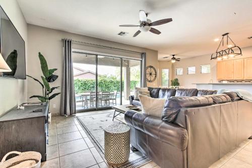 Χώρος καθιστικού στο Private Pool and Hot Tub Family Home in Phoenix!