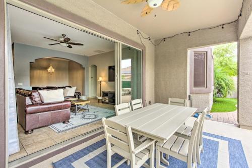 Χώρος καθιστικού στο Private Pool and Hot Tub Family Home in Phoenix!