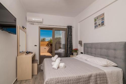 a bedroom with a large bed with white pillows at Villa En Elladi in Alikanas