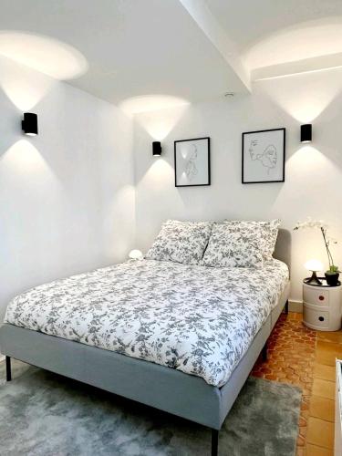 une chambre avec un lit et deux tableaux au mur dans l'établissement L'Orangerie Royale - À côté du Château de Versailles et proche gares PARIS, à Versailles