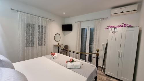 Un dormitorio con una cama blanca con flores. en Villa Kipourio, en Ýpsos