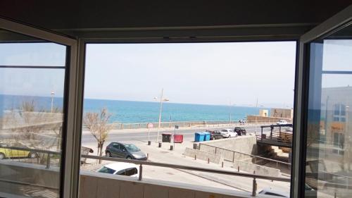 Pemandangan umum laut atau pemandangan laut yang diambil dari apartemen