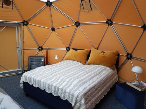 Postel nebo postele na pokoji v ubytování Røros Arctic Dome
