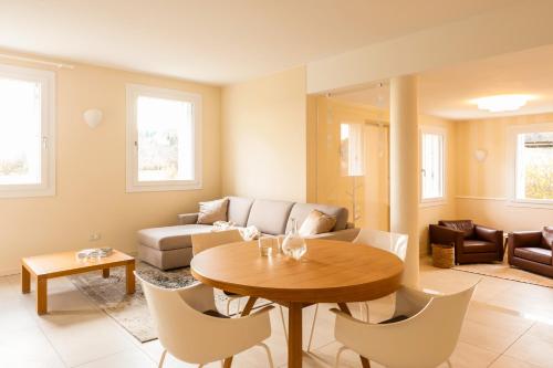 a living room with a table and a couch at B&B Casa Pralunghi in Calvene