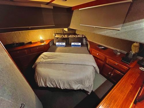 เตียงในห้องที่ Motor Yacht Sea Wolf