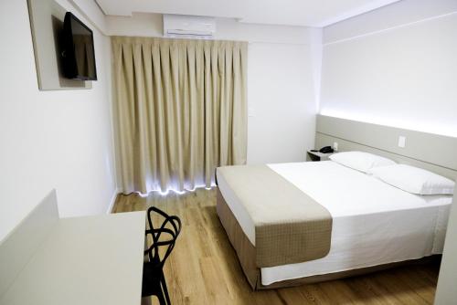 Habitación de hotel con cama y TV en Hotel do Gringo en Erval Velho