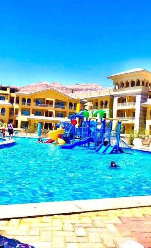 شقه للايجار بورتو السخنه ألعاب مائية فرش مميز فندقي مكيفه