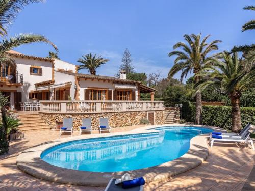 Beautiful villa for 8 people with pool, garden  terrace with sea views