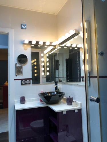 ein Badezimmer mit einem Waschbecken und einem großen Spiegel in der Unterkunft Atico3 - Ciudad de Berja in Berja