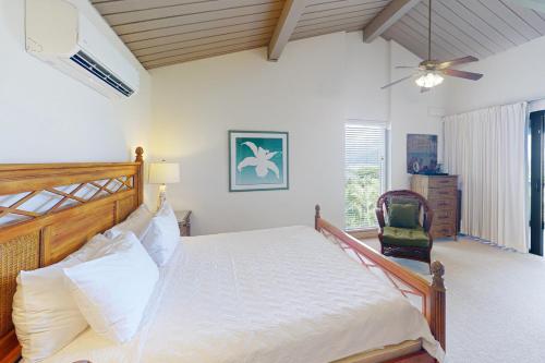 um quarto com uma cama grande e uma ventoinha de tecto em Hanalei Bay Resort 7301 em Princeville