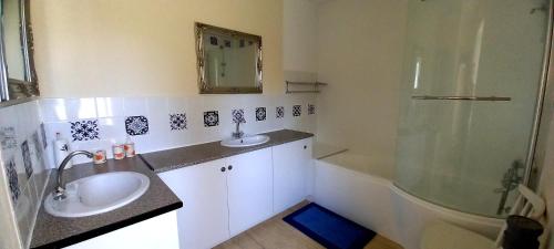 a bathroom with a sink and a shower at L' Anpeg, gîte dans le Cotentin jusqu'à 8 personnes in Besneville