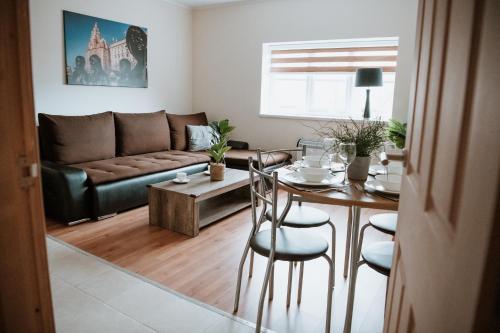 uma sala de estar com uma mesa e um sofá em Flat 5 Lovely 1-bedroom flat in Liverpool em Liverpool