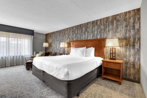 Tempat tidur dalam kamar di The Academy Hotel Colorado Springs