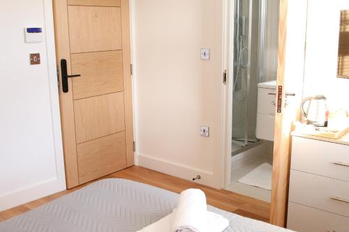 a bathroom with a shower and a toilet in a room at Exclusive Ensuite Double Room in London
