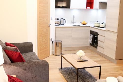 Kuhinja ili čajna kuhinja u objektu Executive Bright and Airy Studio Apartment in Sydenham