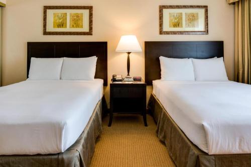 Gulta vai gultas numurā naktsmītnē Buena Park Grand Hotel & Suites
