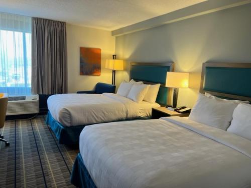 MainStay Suites Horsham - Philadelphia tesisinde bir odada yatak veya yataklar
