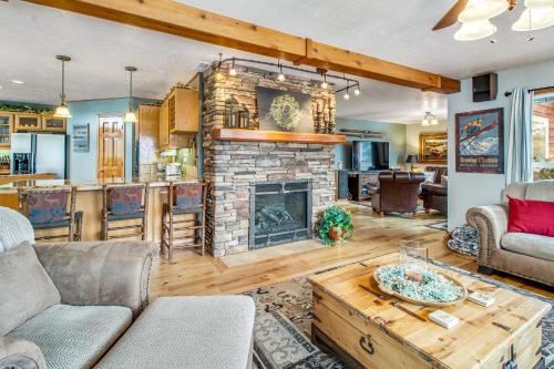 River and Mountain View Retreat – Photos 3