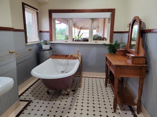Ένα μπάνιο στο Sunset Ridge Accommodation -Rockville Homestead