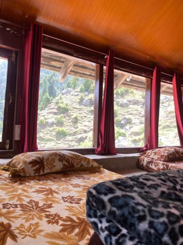 Postel nebo postele na pokoji v ubytování Vrinda's Mud House