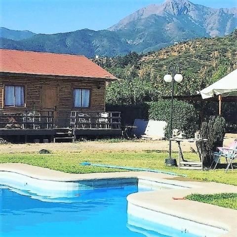 a house and a swimming pool in front of a house at Gran Parcela Monte de Olmue in Olmué