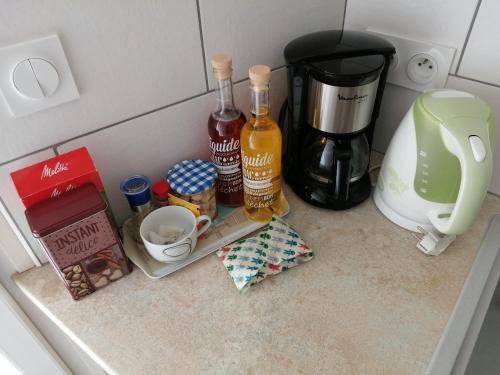 eine Küchentheke mit Kaffeemaschine und Mixer in der Unterkunft La Flottille, La Cotinière in La Cotinière