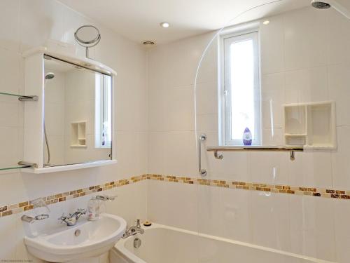 6 Avocet Quay, Emsworth tesisinde bir banyo