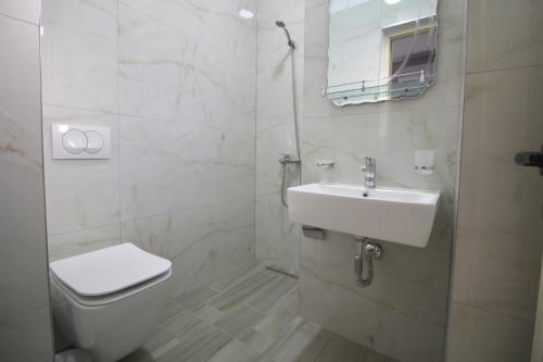 Koupelna v ubytování "Vision 4 Ksamil" Villa - Apartments and Rooms