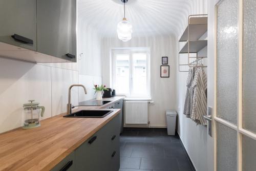 Chic 1-Bed Apt by Canal Walk to Historic Centre