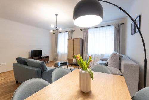 Chic 1-Bed Apt by Canal Walk to Historic Centre