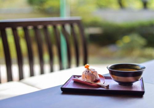旅館の敷地内または近くでの食事または食べ物