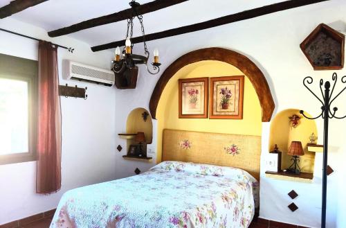 a bedroom with a bed in a room at Villa Damara con piscina privada in Nerja
